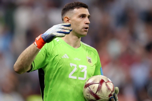 莫佩調(diào)侃撞傷萊諾成就大馬丁：“難道他不應(yīng)該對(duì)我心存感激嗎？”