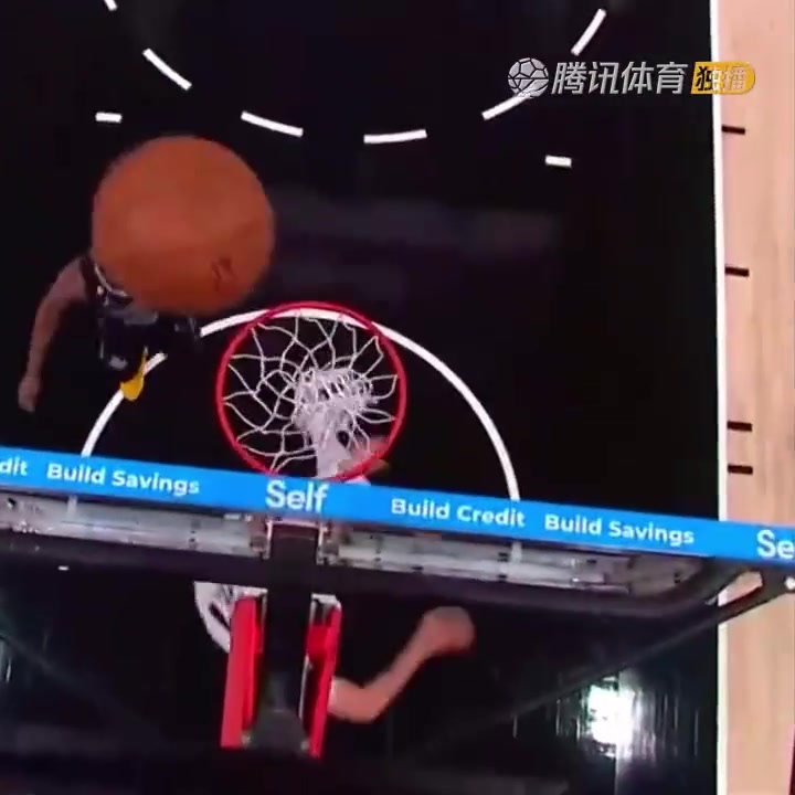 罕見(jiàn)一幕！努爾基奇拋投 球神奇停在籃板上沿 看呆凱爾登！（努爾基奇集錦）