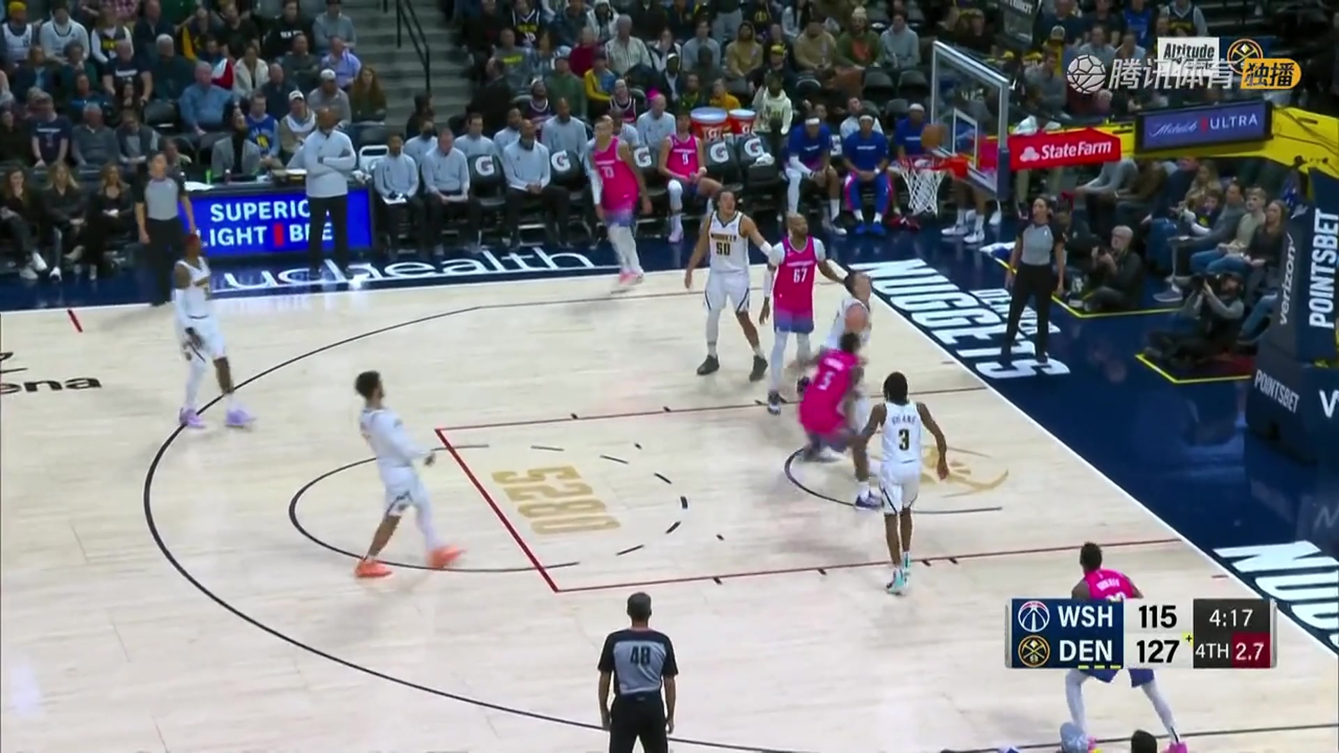 和我一隊(duì)沒(méi)這么厲害？巴頓在約基奇頭上搶到前場(chǎng)籃板霸氣補(bǔ)籃得手（約翰·巴頓）