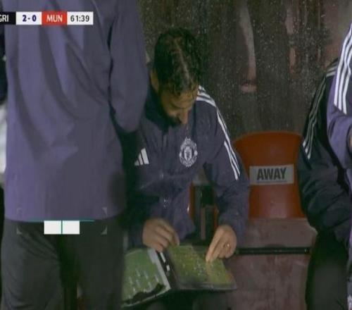 致敬開(kāi)擺格林斯比教練認(rèn)真模仿阿莫林，擺戰(zhàn)術(shù)板公布首發(fā)