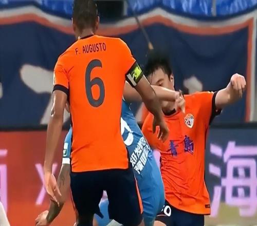 回天乏術(shù)！青島海牛主場(chǎng)再丟分，李霄鵬無可奈何，保級(jí)大勢(shì)已去