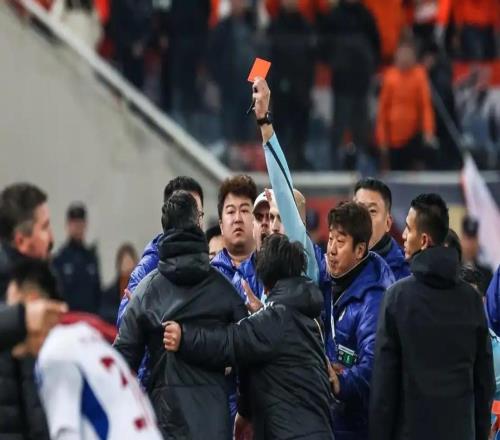 魯京大戰(zhàn)外籍主裁與泰山隊(duì)是老相識(shí)，去年控場(chǎng)不力曾連出紅黃牌