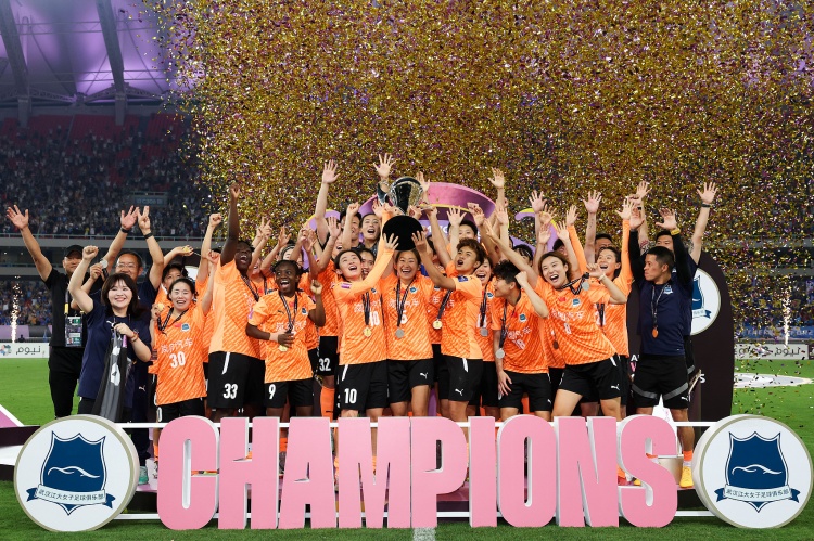 我們是冠軍?。?！武漢女足捧起首屆女足亞冠冠軍獎杯